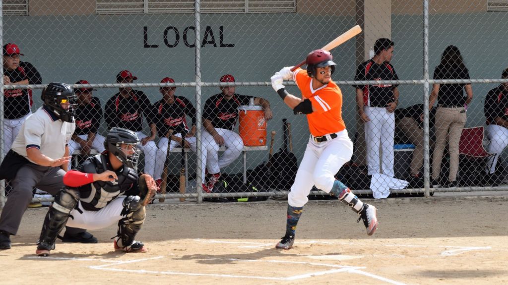  S&oacute;lidos los campeones Ta&iacute;nos en el inicio del b&eacute;isbol universitario 
