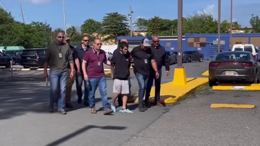  Video: Momento en que llega al cuartel general acusado de asesinar militar en Ponce 