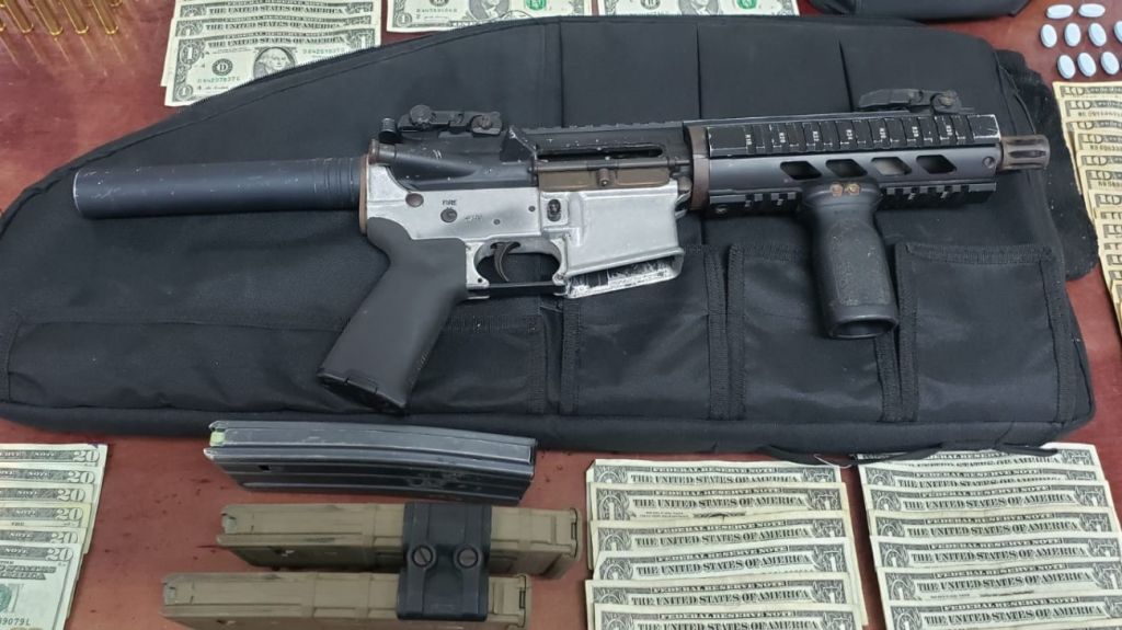  Tenia un rifle para asesinar una persona en el Residencial Los Laureles en Bayam&oacute;n, peor lo arrestaron antes 