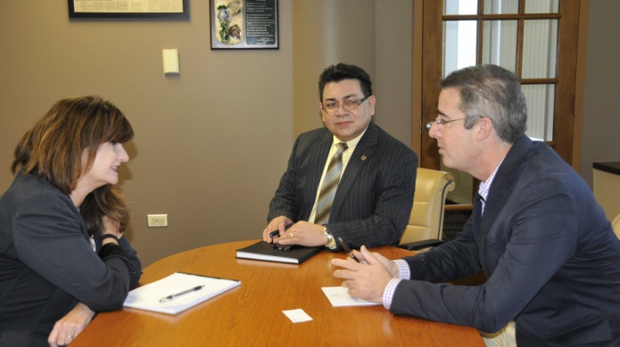 Director ejecutivo y oficial de reestructuraciÃ³n de la AEE se reunen con presidente de la ComisiÃ³n de EnergÃ­a de Puerto Rico