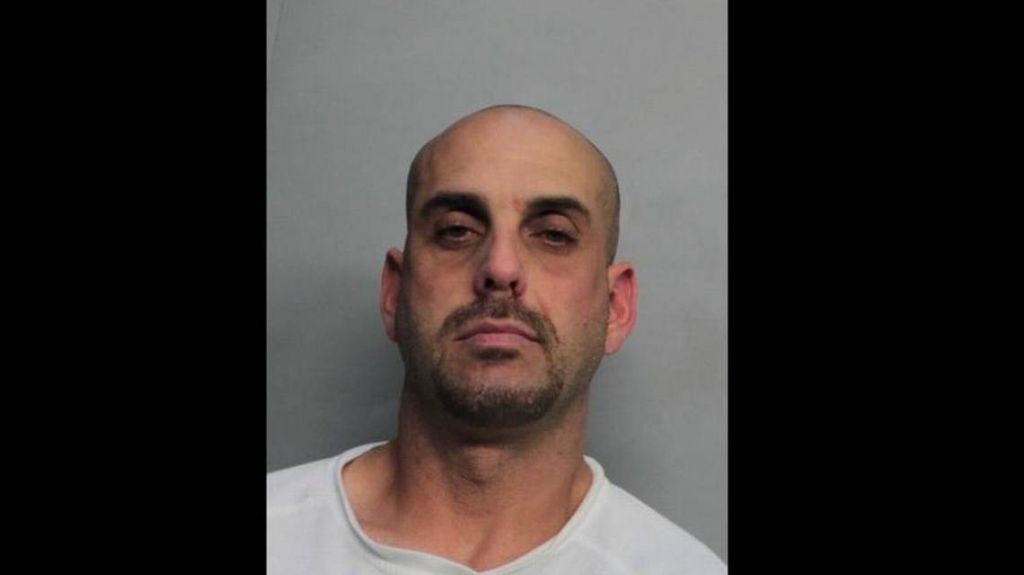  Ex bombero dispar&oacute; con su rifle de asalto contra la pared. Su vecina estaba al otro lado 