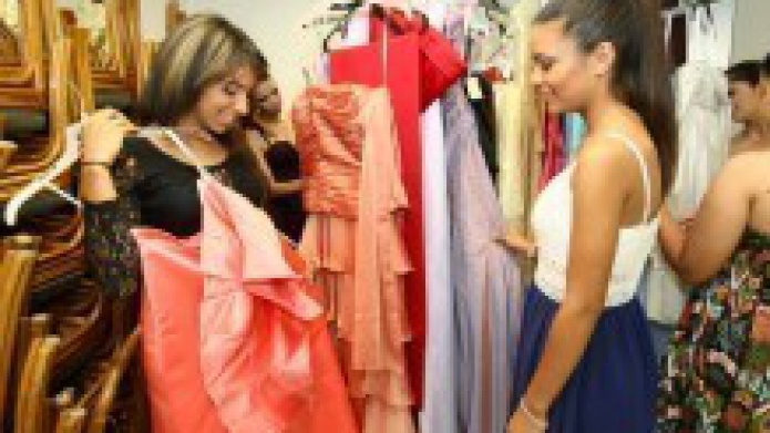PRIMERA DAMA ENTREGA TRAJES PARA PROM A GRADUANDAS