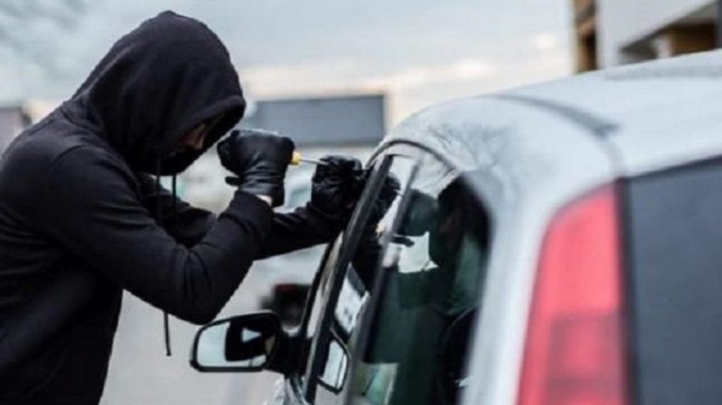  Cacos se roban veh&iacute;culo del estacionamiento de Walmart en Hatillo 
