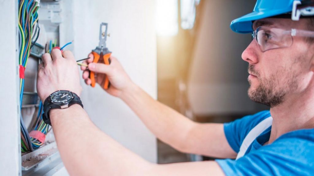  Colegio de Peritos Electricistas denuncia fraude y abuso a adultos mayores 