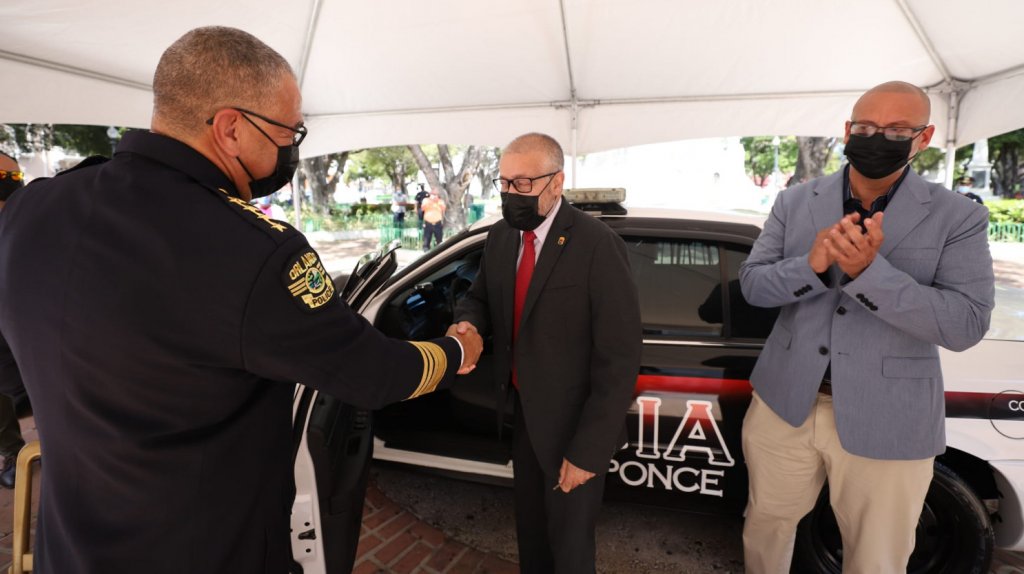  Jefe de la Polic&iacute;a de Orlando realiza entrega de patrullas al Municipio de Ponce 