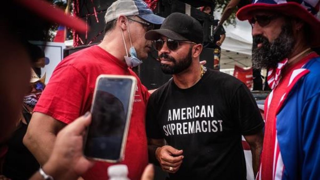  Ultraderechistas amagan con asaltar la casa del gobernador de Washington 