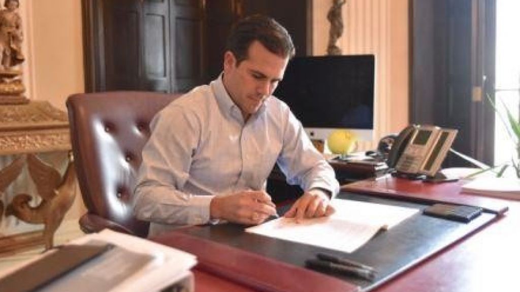  Gobernador enfatiza medidas de mitigaci&oacute;n de desastres pendientes en el Congreso 