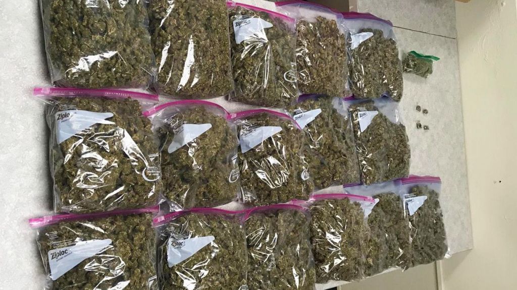  Arrestan dos hombres cargados de marihuana en Hatillo 