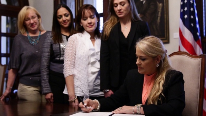 Gobernadora interina firma orden ejecutiva que crea Concilio de Mujeres