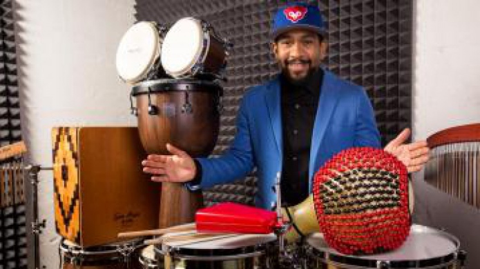 MÃºsico Edwin Sanz firma contrato con prestigiosa marca de instrumentos de percusiÃ³n