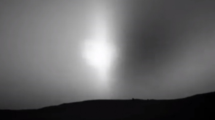  Un curioso Eclipse Solar visto desde Marte, luego de la caída del Sol 