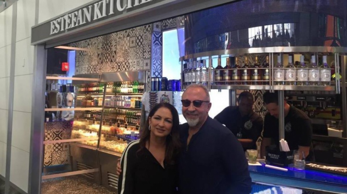Gloria y Emilio Estefan inauguran puesto de comida rÃ¡pida en el aeropuerto de Miami