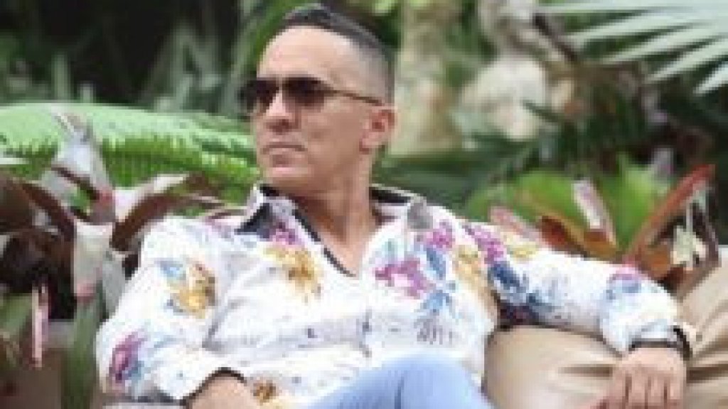  Wilfridín “El Bohemio Sexy” presenta nuevo concepto “Serenata Express”, que consiste de una guagua de sonido en la que va cantando en vivo 