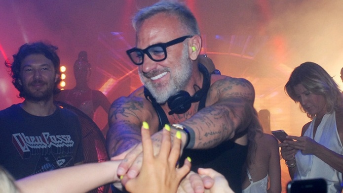 Embargan bienes al milionario italiano Gianluca Vacchi que ha vuelto loco a Instagram