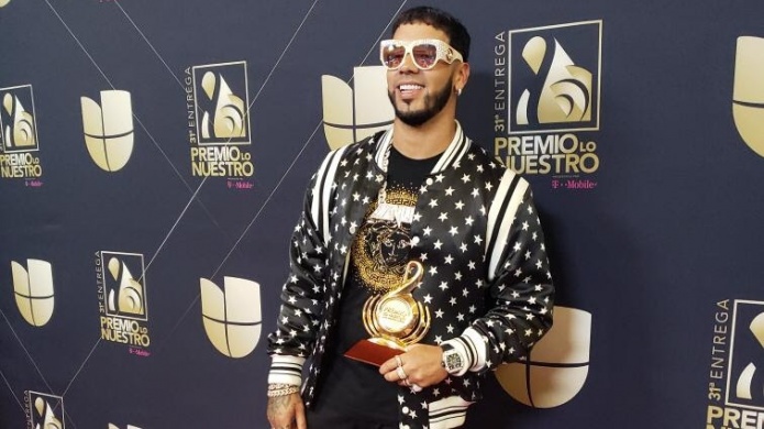  Anuel AA se goza su primer Premio Lo Nuestro 